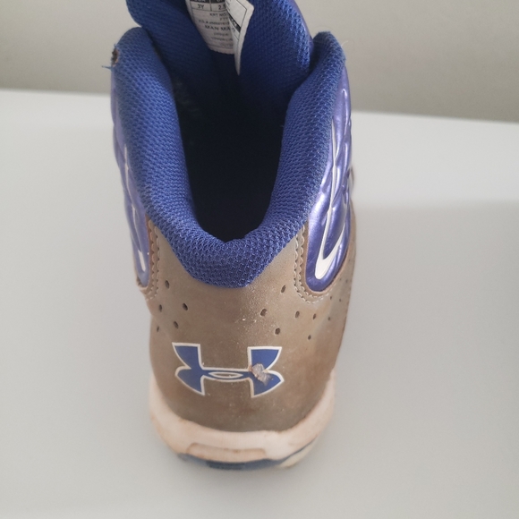 Boy’s Under Armour Baseball Cleats - Picture 14 of 16